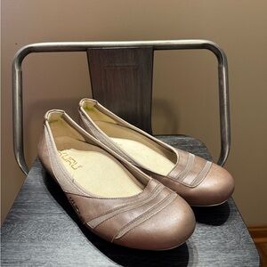 KURU Women's Loafers in Shimmering Taupe